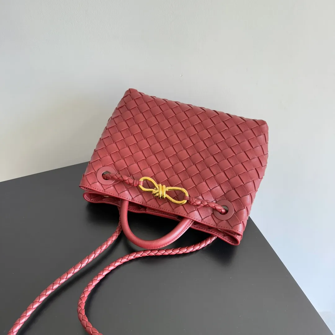 The 2023 new Andiamo batch of 1860 BV has been shipped‼ ️Really popular🔥The new Andiamo woven handbag launched by Bottega Veneta this season is really popular all over the world! ! Celebrities at home and abroad have worn it, and Oscar-winning actress Michelle Yeoh has taken it out on the street. Song Jia, Trai Yara, Yu Feihong, Sanji Ayaka, Rosie Hunting-Whiteley, Yoshioka Riho, etc. have all picked up this bag. It is classic and versatile, showing off its temperament, and the bag capacity is also large, which is very convenient for daily commuting! ! A variety of carrying methods, the shoulder straps can be adjusted by yourself, the original lambskin feels soft and delicate, and the unisex style breaks gender boundaries and brings a more practical and longer-lasting use experience. Andiamo, which has both elegant and casual styles, perfectly interprets the true appearance of "fashionable old money style". Style number: 743568 Size: 25*22*10.5cm